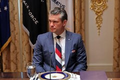 德媒:美乌会谈现场,赫格塞思领带引发风波